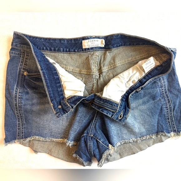 Torrid Plus Size Women's Dark Wash Cut Off Shorts - Picture 2 of 3
